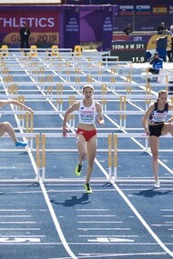 Mulheres competem em prova de corrida com barreiras. A discussão sobre a participação de mulheres transgênero em competições femininas nas Olimpíadas é um dos temas mais polarizantes no cenário esportivo atual