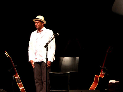 Vander Lee cumprimenta o público depois de um concerto