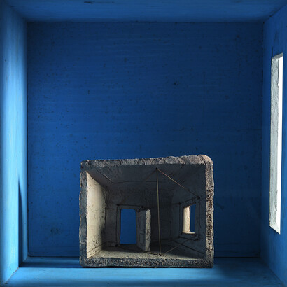 La luce abbracciando una stanza tende i sogni ad occhi aperti (dettaglio), 1978, legno dipinto e vetro, 40,8 x 40,8 x 40,8 cm; all’interno: argilla semirefrattaria con cordoncino in cotone, 17 x 20,4 x 5 cm, Orani, Museo Nivola 