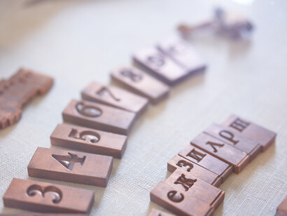 Los punzones, en acero, representan una de las fases preliminares de trabajo para la producción de tipos de plomo para impresión, en tipografía totalmente artesanal