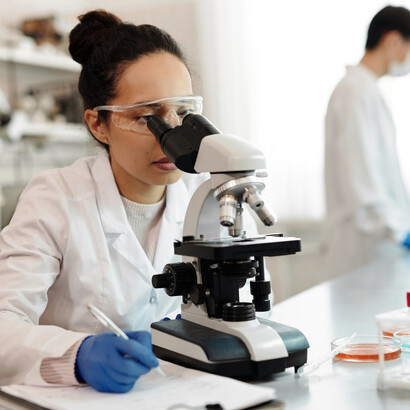 Mulheres cientistas ainda sofre com as desigualdades de gênero no campo da pesquisa 