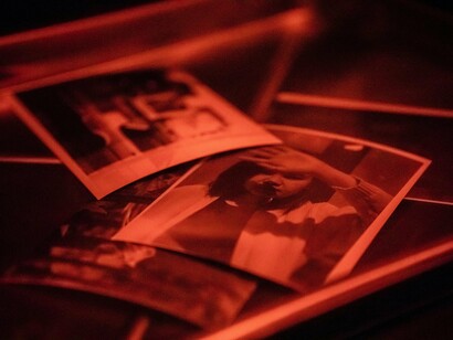 Uma fotografia não nasce apenas do enquadramento perfeito ou da luz correta, ela nasce da leitura sensível que o fotógrafo faz de uma situação. Do instante em que percebe que algo está prestes a acontecer. Um sorriso que se forma, o olhar apaixonado de um casal, gestos que carregam emoção, como os primeiros passos de um bebê ou o sim dito no altar. São momentos que não seguem lógica matemática nem podem ser previstos por um prompt, por mais bem escrito que ele seja