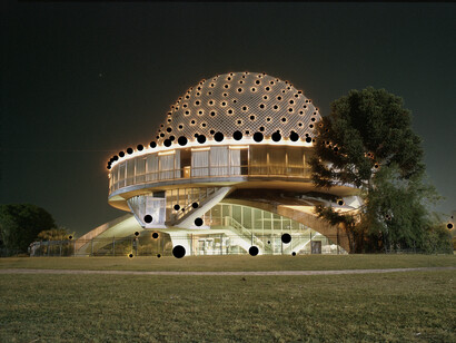 Ernesto Ballesteros, 152 sources de lumière cachées (152 fuentes de luz tapadas), 2005,
104 x 153 cm, photographie intervenue avec un marqueur indélébile noir. Courtesy de
l’artiste