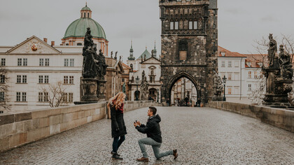 Enamorados en el Puente de Carlos, Praga