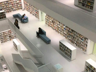 Le temps suspendu : des lecteurs enchaînés à leurs pages, au cœur du labyrinthe des connaissances