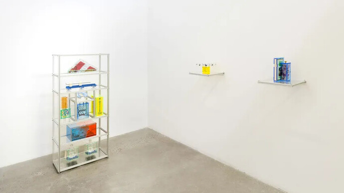 Jamie Lipson, Hard plastic, exhibition view. Courtesy of Blouin Division