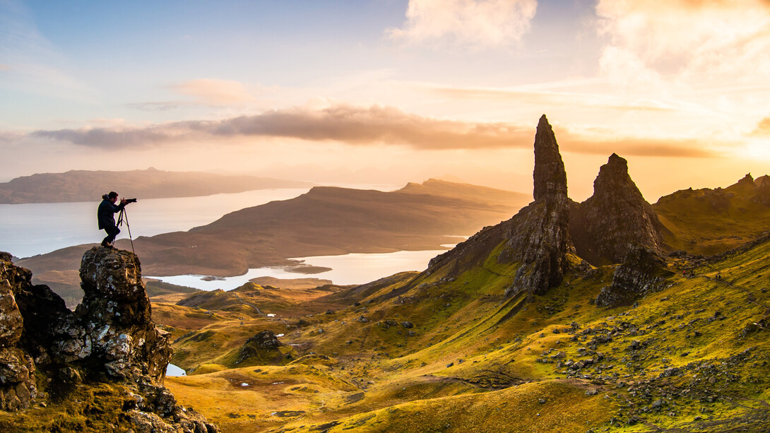 Hombre fotografiando la naturaleza. Old Man of Storr, Isla de Skye, Reino Unido