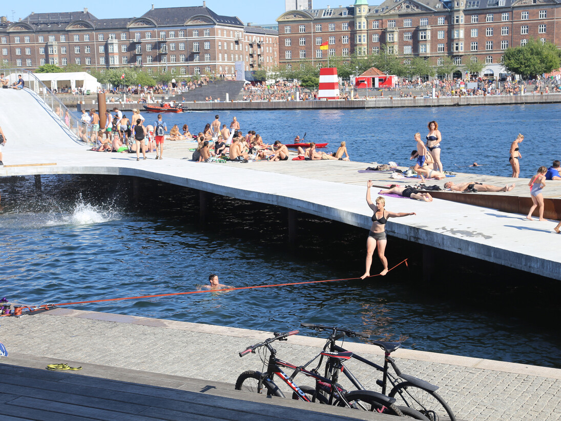 Kalvebod Waves, Bathers at the Kalvebod Waves, photographer Kasper Egeberg for Danish Architecture Centre (2013)