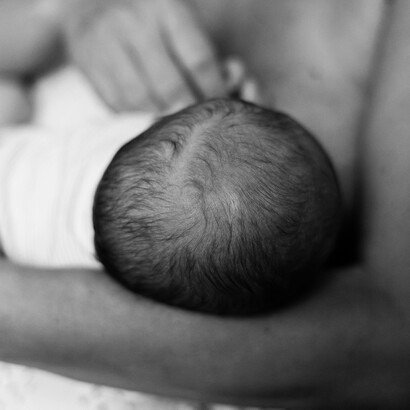 A lo largo del siglo XX, diversos paradigmas biomédicos y culturales contribuyeron a debilitar su práctica, privilegiando alternativas artificiales como la fórmula