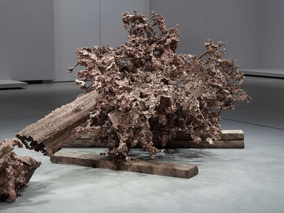Matthew Barney, Water Cast (2015) and James Lee Byars, Is (1989) © Collection Fondation Louis Vuitton, Paris
