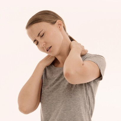 Mujer con dolor en las cervicales