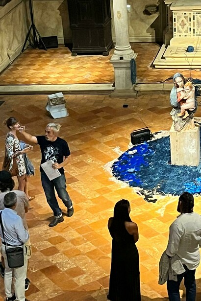 Federico Soffiato a lavoro per esporre l'opera della Madonna dell'acqua lurida