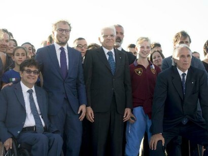 Sergio Mattarella assieme al presidente del CONI  Giovanni Malagò e alcuni sportivi