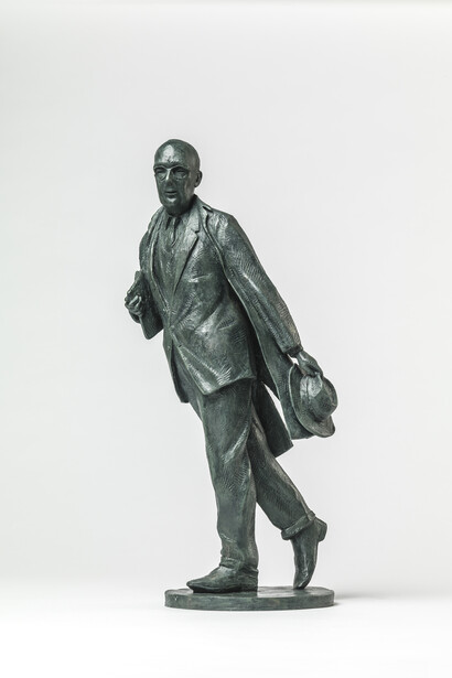 Martin Jennings, Philip Larkin maquette, 2017, Bronze on bronze base, 39x18x13cm © the artist, courtesy Shapero Modern