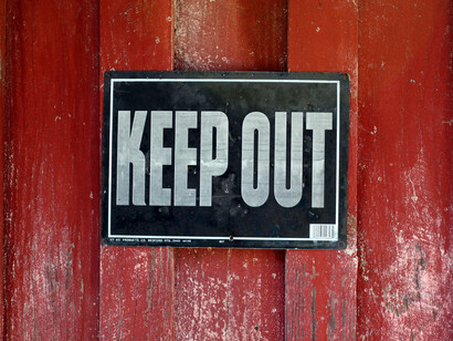 Cartel en la puerta de un hikikomori