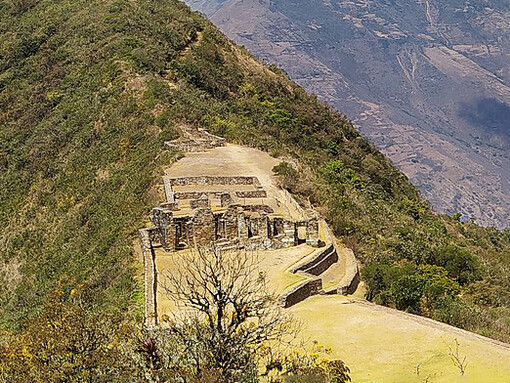 El aislamiento de Choquequirao, combinado con su altitud y clima extremo (días soleados y noches heladas), atrae a turistas aventureros que buscan una experiencia lejos del turismo masivo