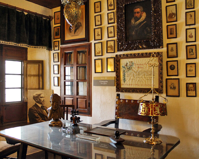 Despacho de Arturo Reyes, Exhibition view. Courtesy of Museo Unicaja de Artes y Costumbres Populares