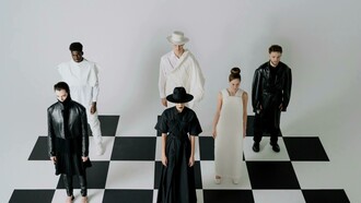 A escolha é para termos uma tela em branco que possibilita infinitas combinações e até traz o balanceamento que muitas vezes é necessário numa determinada comunicação visual, seja na moda, na arquitetura ou na beleza