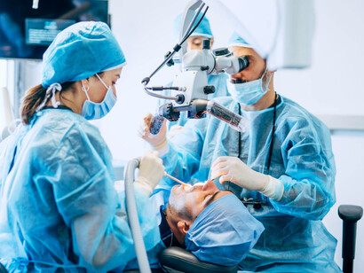 Dentista en su consultorio. Si le preguntabas ¿a qué te dedicas?, se quedaba con la mente en blanco, miraba al cielo y decía: fui dentista