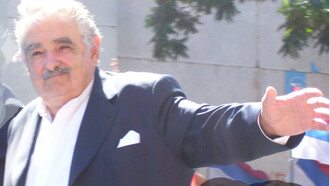 José Alberto Mujica Cordano (Montevideo, 20 de mayo de 1935). Luego de la ceremonia en el Salón de los Pasos Perdidos del Palacio Legislativo, el nuevo Presidente de la República Oriental del Uruguay, subió a una camioneta eléctrica y se dirigió a la Plaza Independencia para culminar los actos, 2010 Montevideo, Uruguay