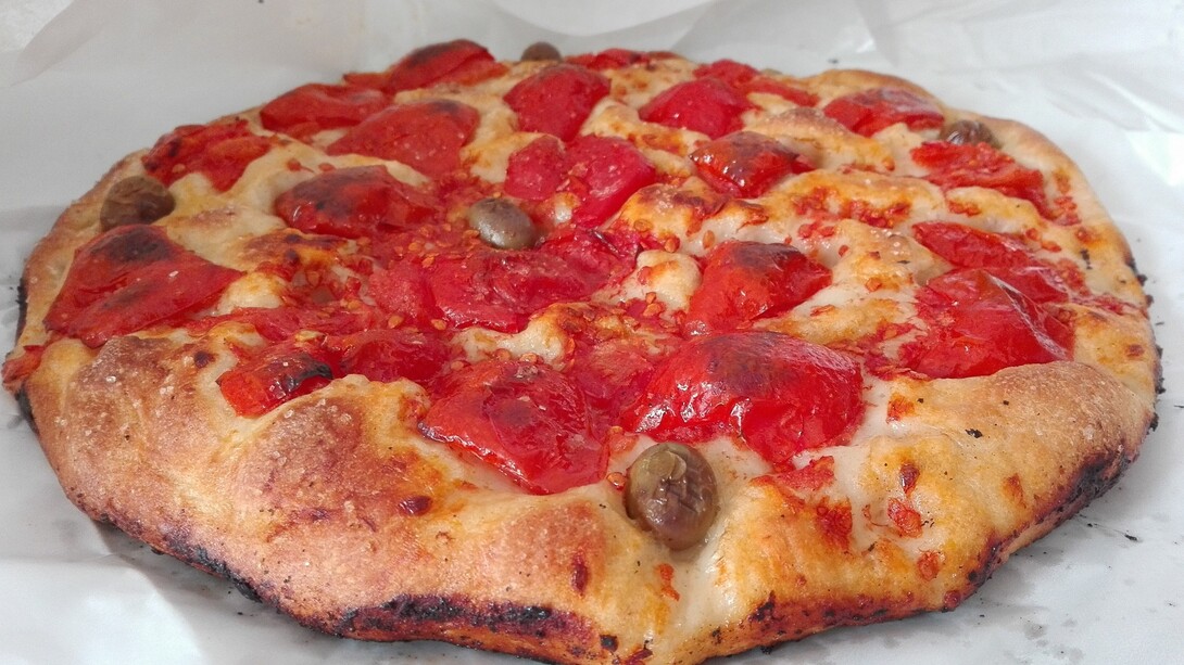 La focaccia pugliese è una specialità regionale preparata con un impasto soffice arricchito con patate lesse, che le conferiscono una consistenza unica  