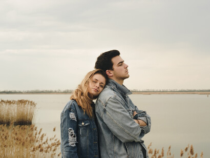 Cuando coincidieron, Lila estudiaba periodismo y Ángel ingeniería. Se conocieron en un casamiento