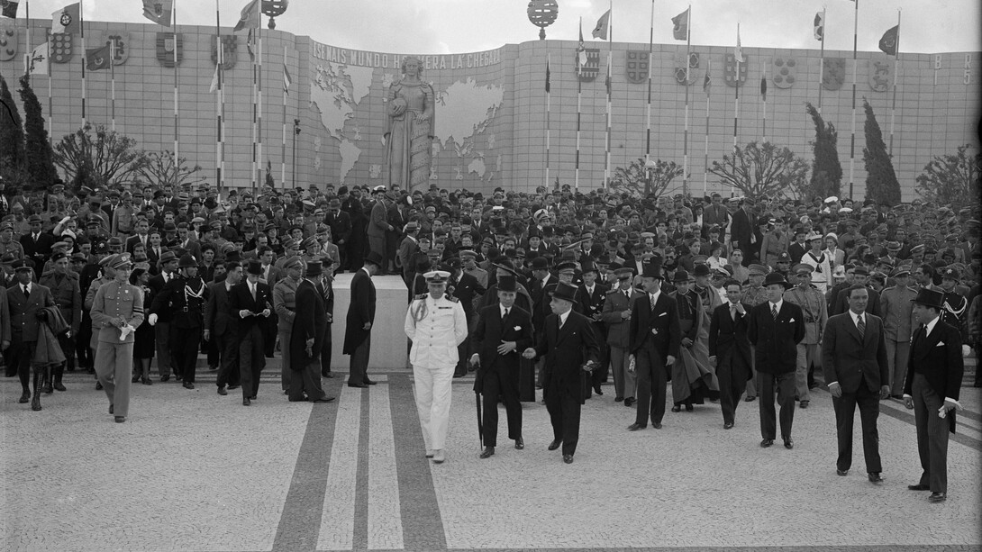Inauguração da Exposição do Mundo Português (Lisboa, 23 junho 1940). No fundo duas grandes esferas armilares no topo do Pavilhão dos Portugueses no Mundo. Fotografia Estúdio Horácio Novais, coleção Biblioteca de Arte da Fundação Calouste Gulbenkian, Lisboa

 