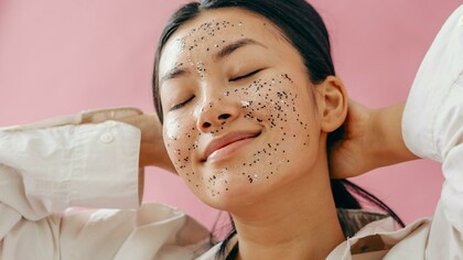 Mulher utiliza máscara de pele no rosto