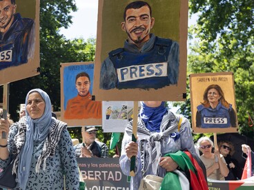 I manifestanti portano ritratti commemorativi dipinti a mano dei giornalisti palestinesi Anas Al-Sharif, Khaled El-Shawa e Saleh Al-Jafarawi lungo il Paseo del Prado, vicino al Giardino Botanico Reale, a Madrid il 17 maggio 2026, durante una marcia per commemorare il 78° anniversario della Nakba, lo sfollamento di massa dei palestinesi che accompagnò la fondazione dello Stato di Israele nel 1948