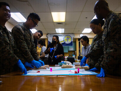 El Pelotón de Servicios de Salud de la Armada de los EE. UU., perteneciente  1.er Grupo de Logística de Infantería de Marina, practica la inserción de vías intravenosas intraóseas, participando en un intercambio de conocimientos con profesionales de la salud del Hospital Nacional de Belau durante el ejercicio Koa Moana 24 en Koror, Palaos, el 5 de julio de 2024, Estados Federados de Micronesia y Papúa Nueva Guinea