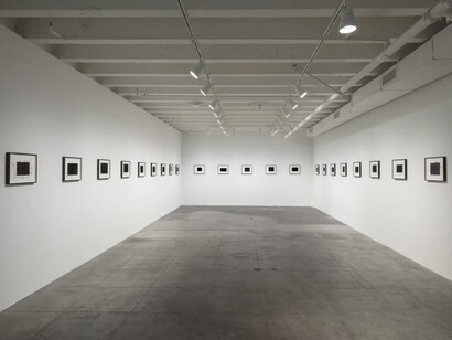 Glenn Ligon, Sit so your back isn’t against the door, exhibition view. Courtesy of Hauser & Wirth Gallery