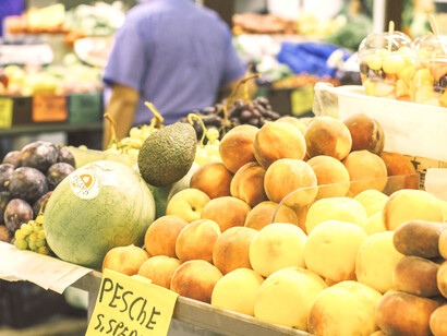 Puesto de frutas en el Mercado cívico de San Benedetto, Villa metropolitana de Cagliari, Italia