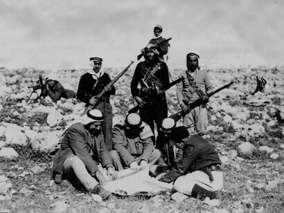 Abdul Qader al-Husseini con sus oficiales el día de su muerte en Qastal, durante la Guerra árabe-israelí de 1948