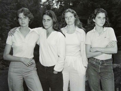Nicholas Nixon, The brown sisters (Heather, Mimi, Bebe B. Nixon, Laurie), New Canaan, Connecticut, 1975. Avec l'aimable autorisation de FOMU