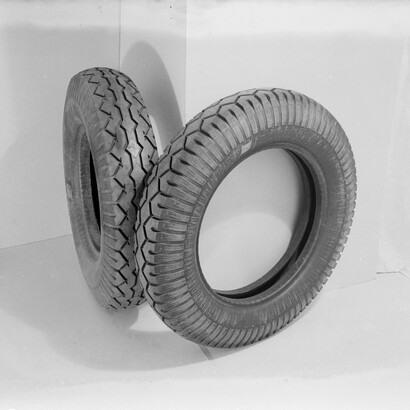 Con l’avvento dell’automobile, aziende come Michelin iniziarono a sviluppare pneumatici più robusti e adatti ai veicoli a motore