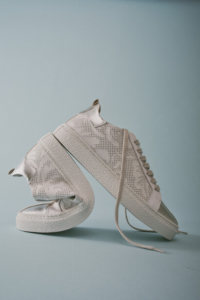 Sneaker by TheVerticaLine con motivo traforato