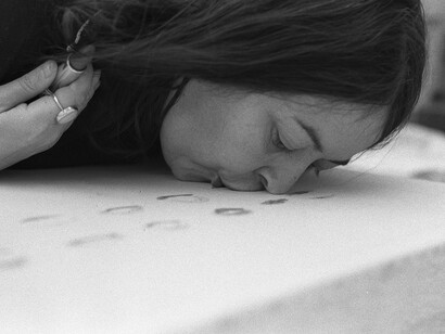 Joyce Wieland travaillant sur Ô Canada en 1970. Avec l’aimable autorisation de la Galerie nationale du Canada. Photographiée par Robert Rogers