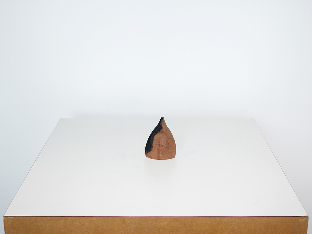 Cícero Alves dos Santos (Véio), Mãos desiguais, 2014, Madeira, 9 x 6,5 x 3 cm. ©Germana Monte-Mor