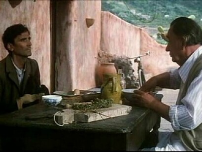 Il postino e Pablo Neruda davanti alla casa di questo ultimo (Massimo Trisi e Philippe Noiret)  
