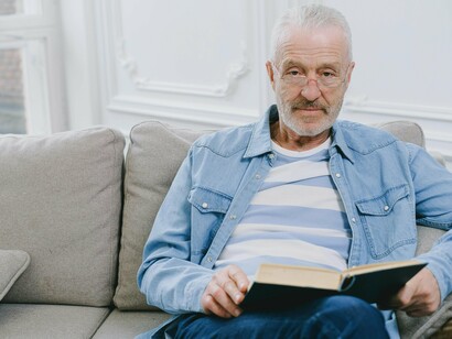 Homem relaxa lendo no sofá. A letra me povoa das belas e ex-namoradas, esposas, e costumes dos passeios juntos à locais extremamente sãos: cachoeiras, praias afrodisíacas (Afrodite sem tendinite, dermatite, sinusite), ruas de metrópoles antigas, alvos no horizonte a partir de jardins como o Parque Amantikir , em Campos do Jordão (SP)



