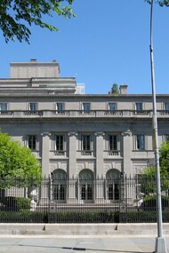 La Henry Clay Frick House fu la residenza di New York City del magnate dell'acciaio Henry Clay Frick, è la sede del museo Frick Collection, la palazzina venne disegnata dall'architetto Thomas Hastings e costruita fra il 1913 ed 1914