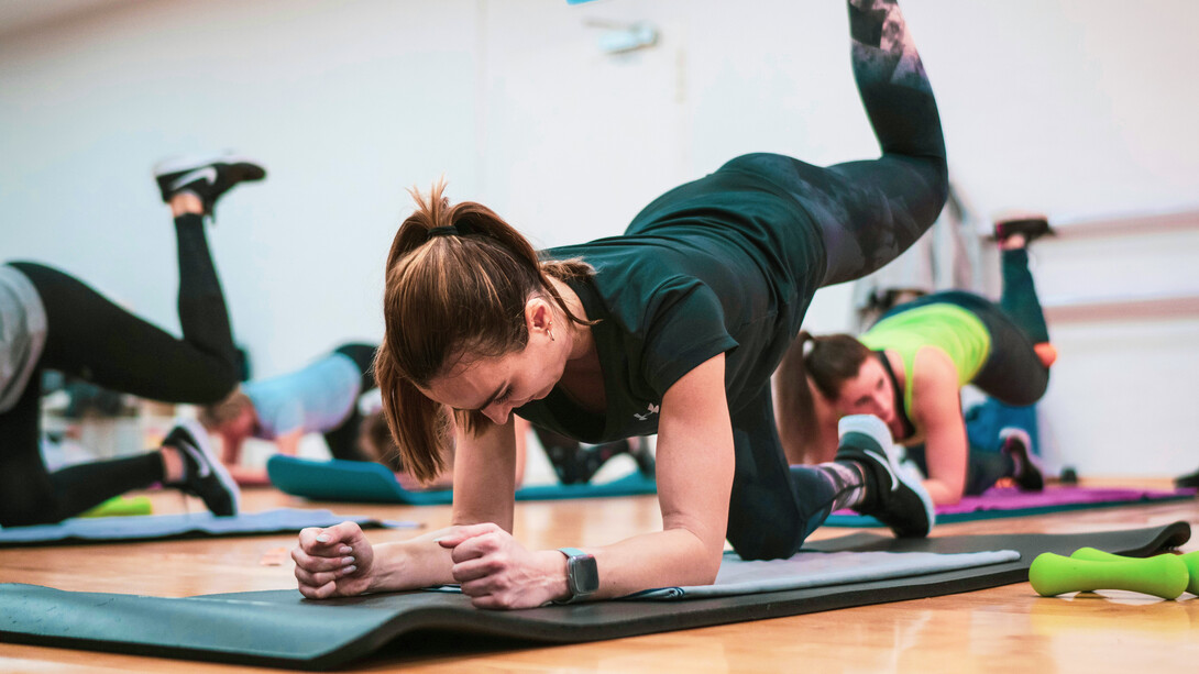 Practicar pilates puede convertirse en algo más que una rutina física: es una experiencia de movimiento consciente donde cuerpo y mente aprenden a escucharse con respeto y calma