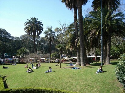 Ciudadanos disfrutando el día en la Plaza Intendente Alvear, Recoleta, Ciudad Autónoma de Buenos Aires, Argentina