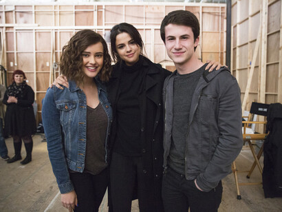 Selena Gómez, productora de la serie, con sus dos protagonistas