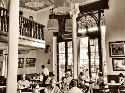 Se refugió del calor pegajoso en una cafetería