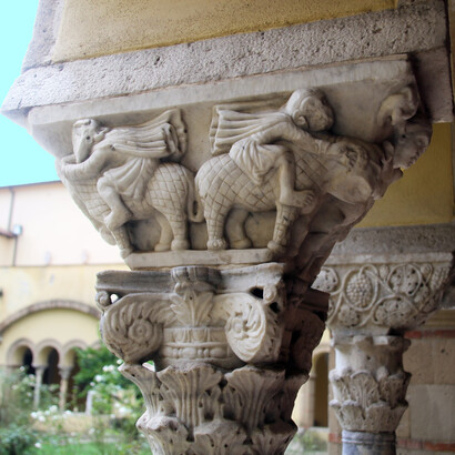 Chiostro del Monastero di Santa Sofia, pulvino con elefanti. Benevento, Italia