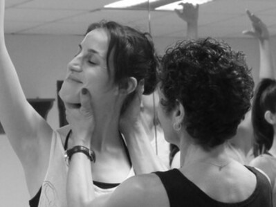 Elena Marco con una alumna en una clase