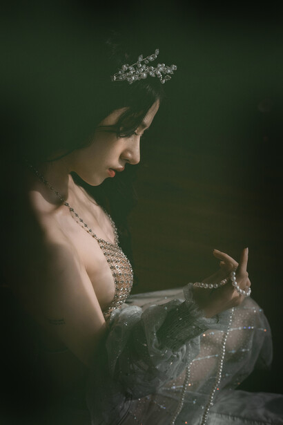 Donna con perle. Il Sacro Femminino nell'arte dei gioielli: una storia di luce e potere interiore