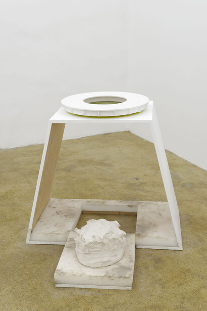 Bruno Botella, Suzanne tournante, 2017 legno, cuscinetti a sfera, grasso sintetico, schiuma poliuretanica, gesso / wood, ball bearings, synthetic grease, polyurethane foam, plaster, 82×91×89 cm