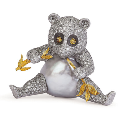 Gianmaria Buccellati, Spilla Panda, Corpo formato da una perla barocca, oro bianco incassato in brillanti e germoglio di bambù in oro giallo inciso, diamanti fancy agli occhi, 2001